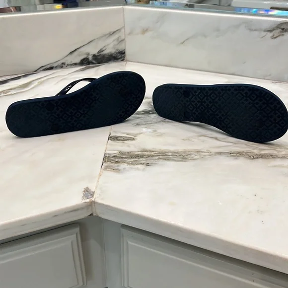 Tory Burch Flip Flops. SZ 7. Navy patent thong. Navy gold logo. - Picture 5 of 5